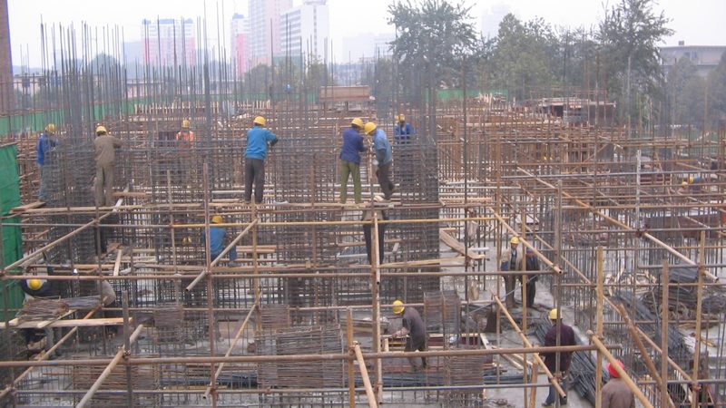 模板支撑立杆间距的标准主要依据以下几方面：